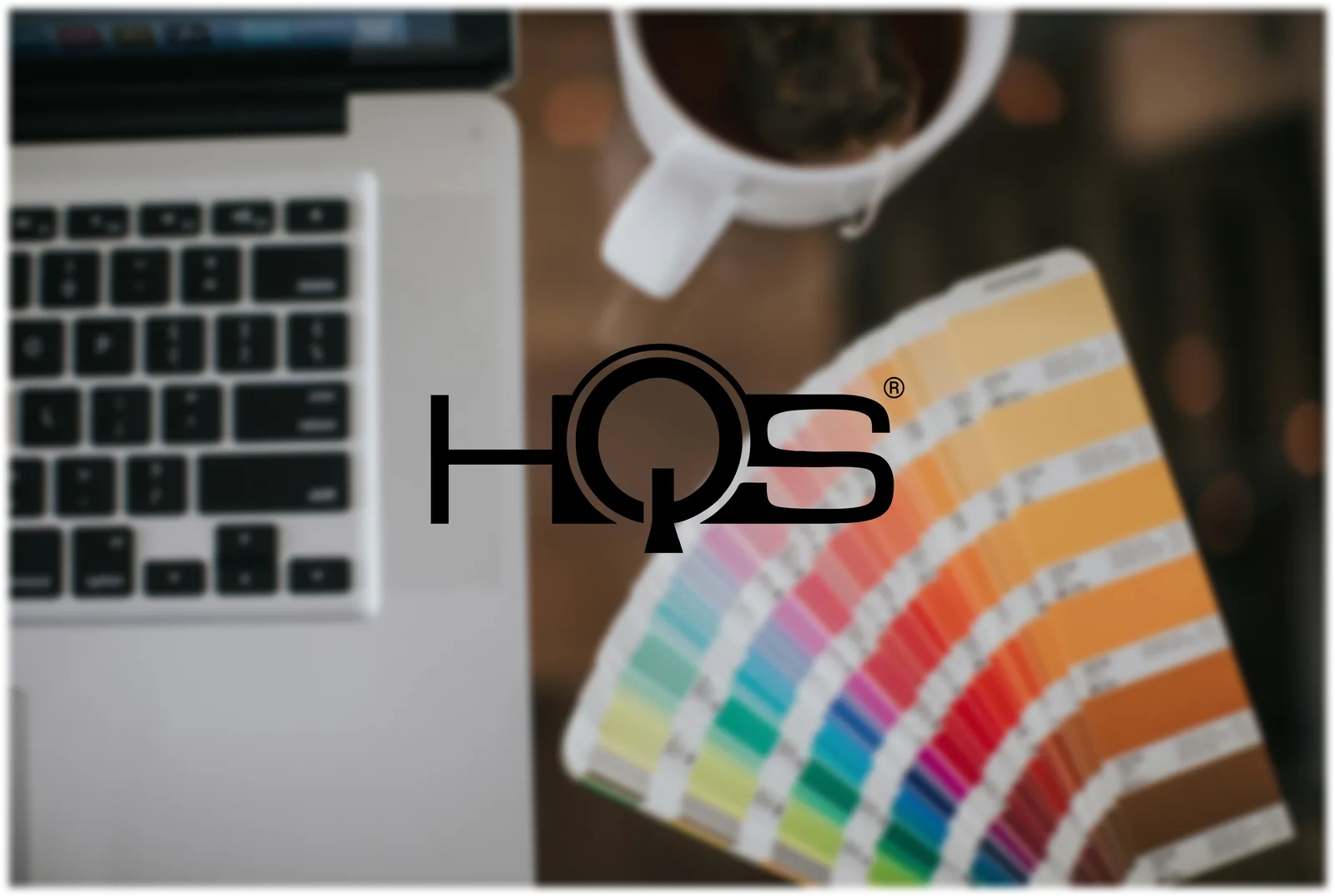 Sigla HQS Colors peste un evantai de culori
